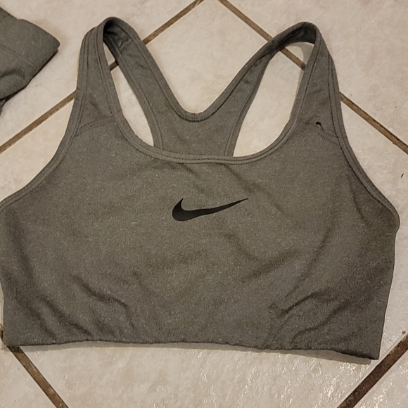 Nike sports bras - Picture 2 of 8